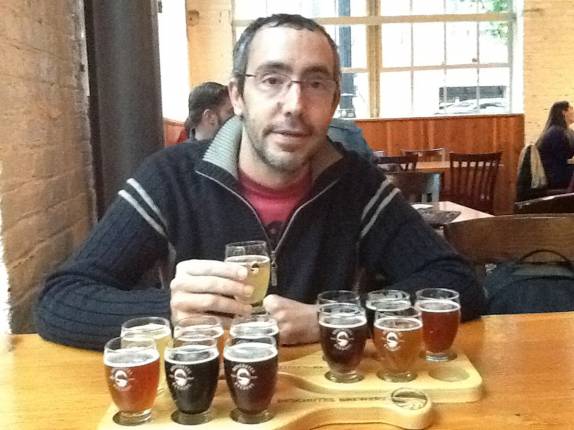Aproveitando a chuva para testar as cervejas de uma cervejaria em Portland, no Oregon, costa oeste dos Estados Unidos
